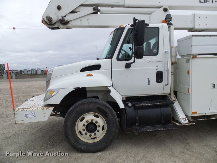 image for item DG2142 2006 International 7400  bucket truck