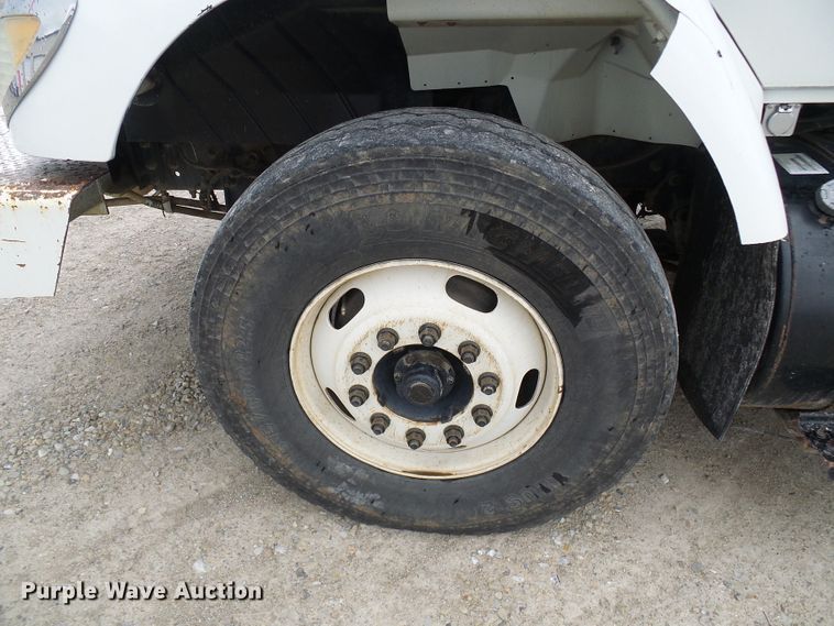 image for item DG2142 2006 International 7400  bucket truck