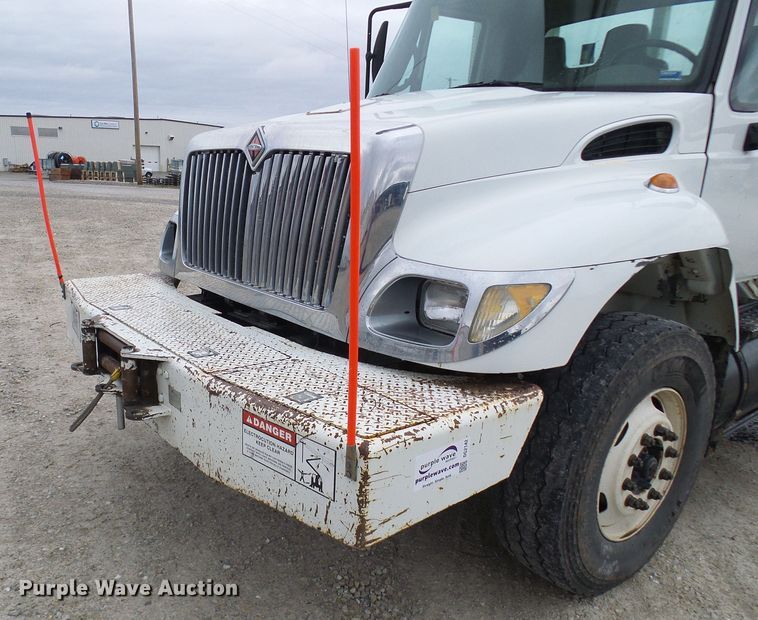 image for item DG2142 2006 International 7400  bucket truck