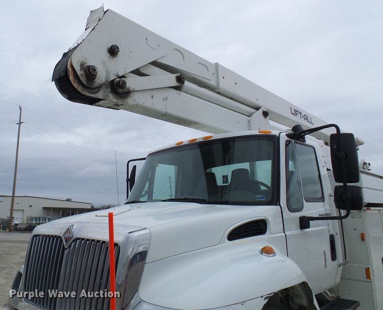 image for item DG2142 2006 International 7400  bucket truck