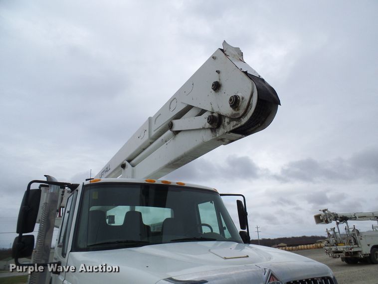 image for item DG2142 2006 International 7400  bucket truck