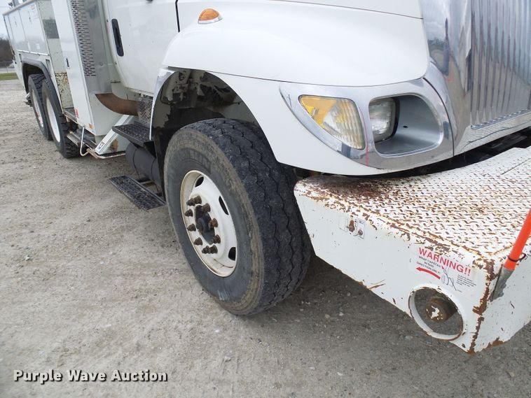 image for item DG2142 2006 International 7400  bucket truck