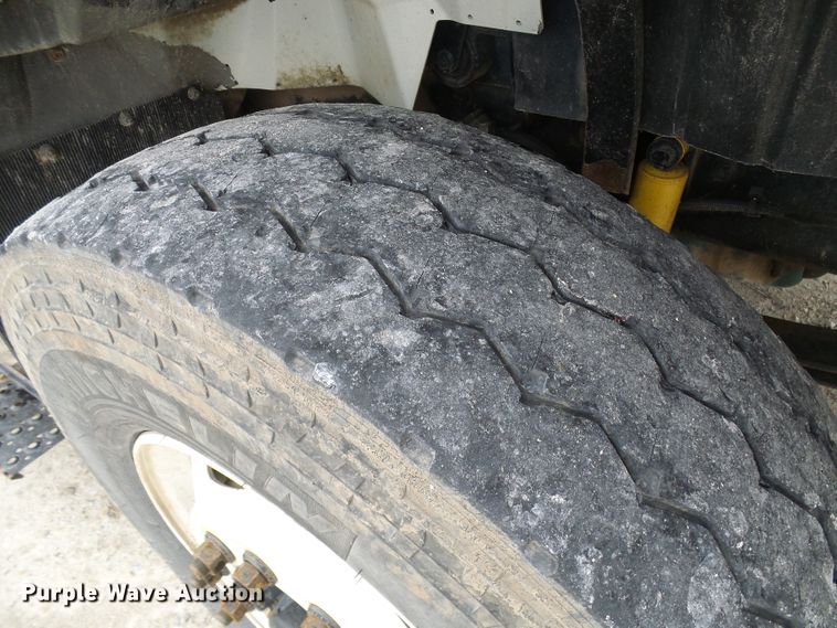 image for item DG2142 2006 International 7400  bucket truck