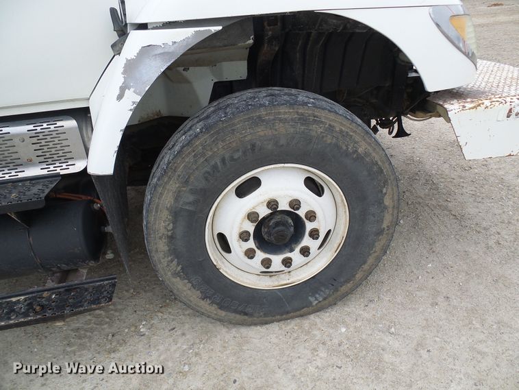 image for item DG2142 2006 International 7400  bucket truck