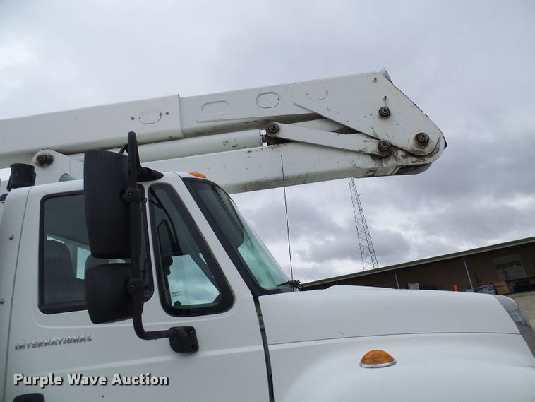 image for item DG2142 2006 International 7400  bucket truck