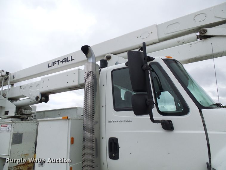 image for item DG2142 2006 International 7400  bucket truck