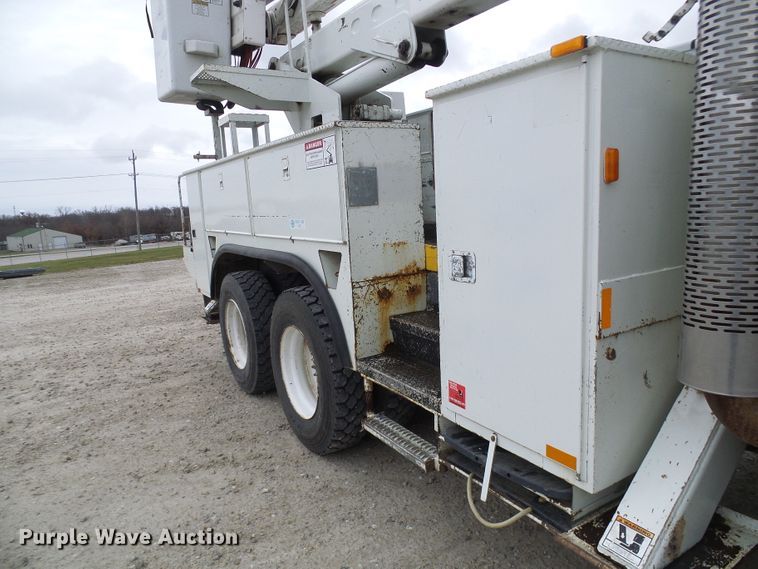 image for item DG2142 2006 International 7400  bucket truck