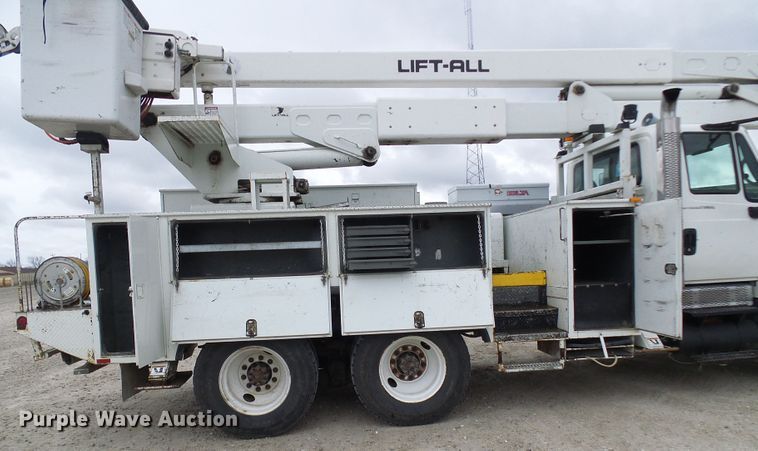 image for item DG2142 2006 International 7400  bucket truck