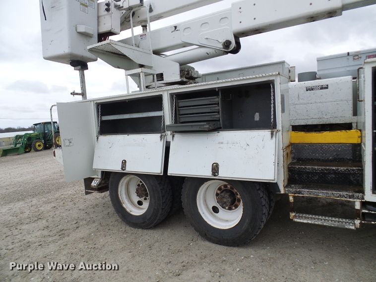 image for item DG2142 2006 International 7400  bucket truck