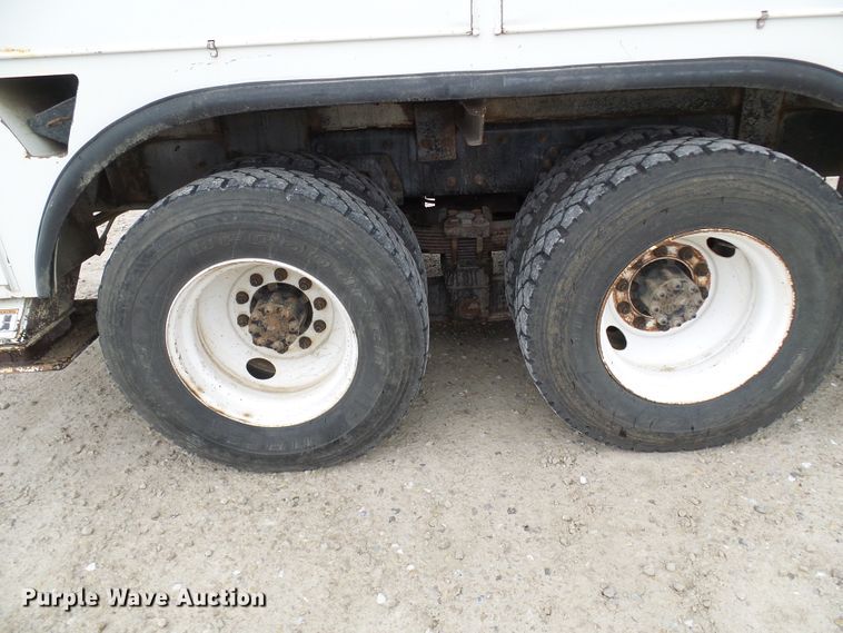 image for item DG2142 2006 International 7400  bucket truck