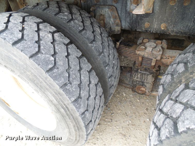 image for item DG2142 2006 International 7400  bucket truck