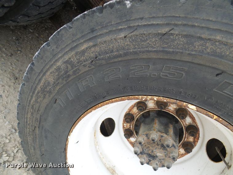 image for item DG2142 2006 International 7400  bucket truck