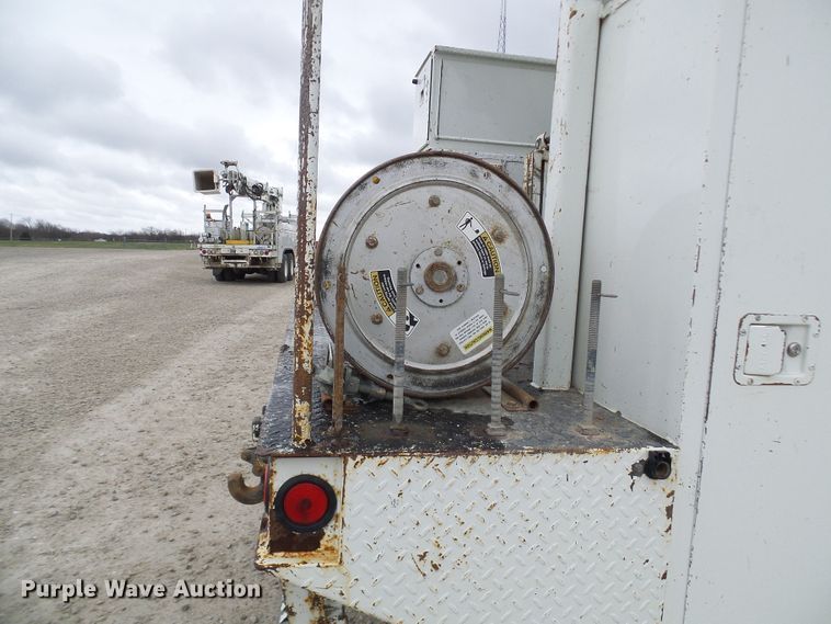 image for item DG2142 2006 International 7400  bucket truck