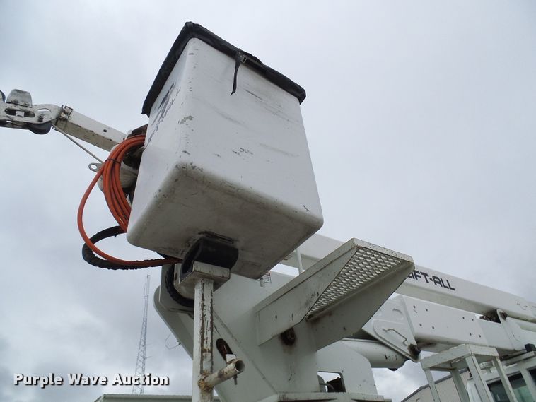 image for item DG2142 2006 International 7400  bucket truck