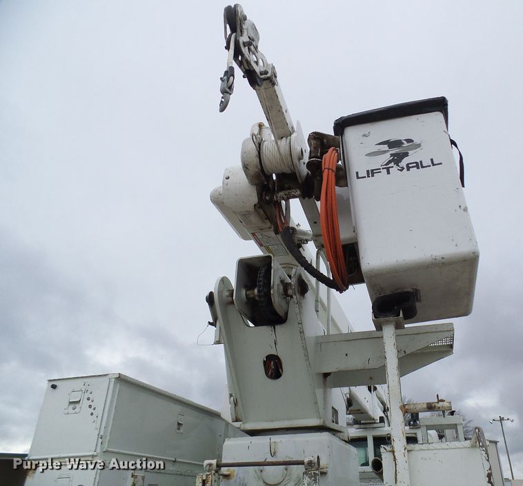image for item DG2142 2006 International 7400  bucket truck