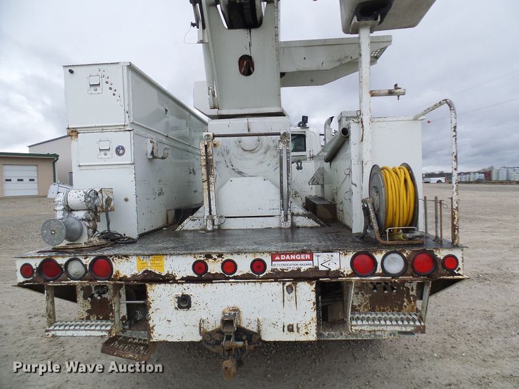 image for item DG2142 2006 International 7400  bucket truck