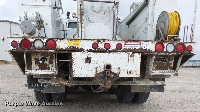 image for item DG2142 2006 International 7400  bucket truck