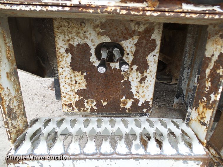 image for item DG2142 2006 International 7400  bucket truck