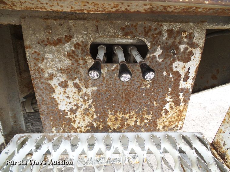 image for item DG2142 2006 International 7400  bucket truck