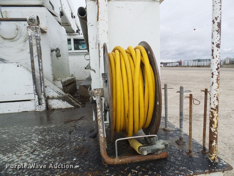 image for item DG2142 2006 International 7400  bucket truck