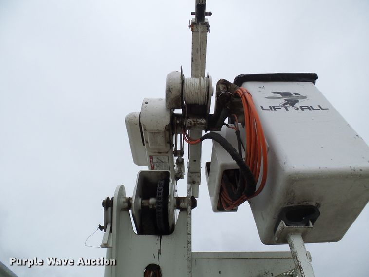 image for item DG2142 2006 International 7400  bucket truck