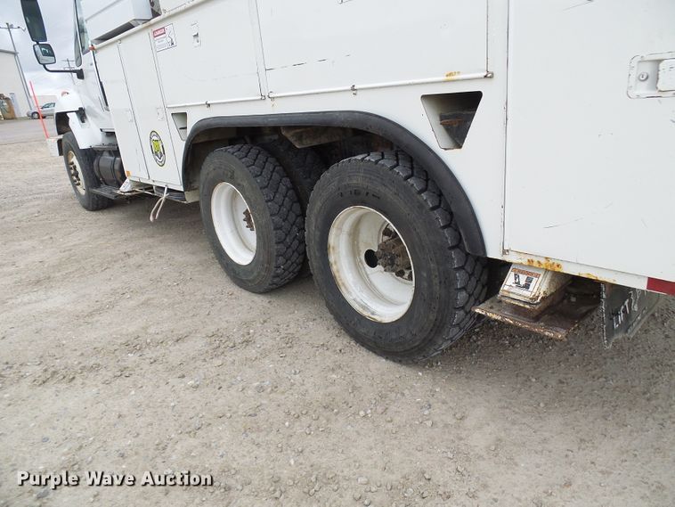 image for item DG2142 2006 International 7400  bucket truck