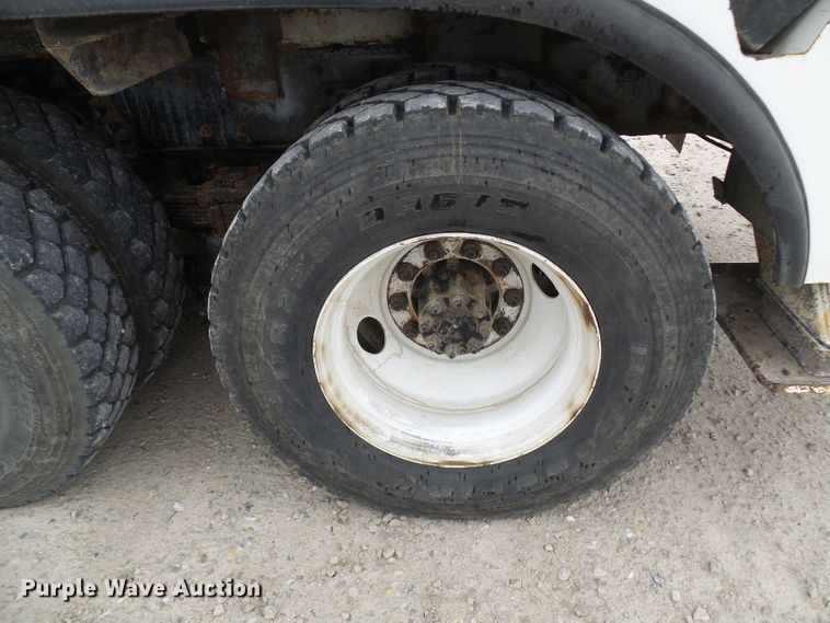 image for item DG2142 2006 International 7400  bucket truck