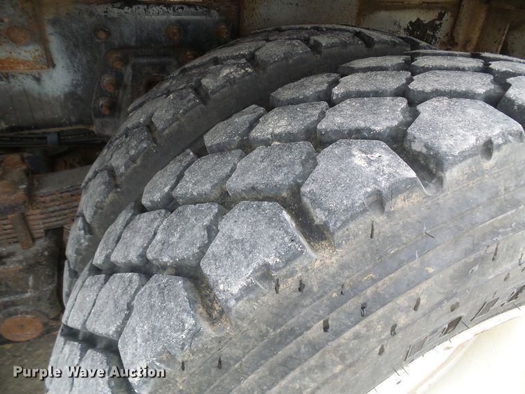 image for item DG2142 2006 International 7400  bucket truck