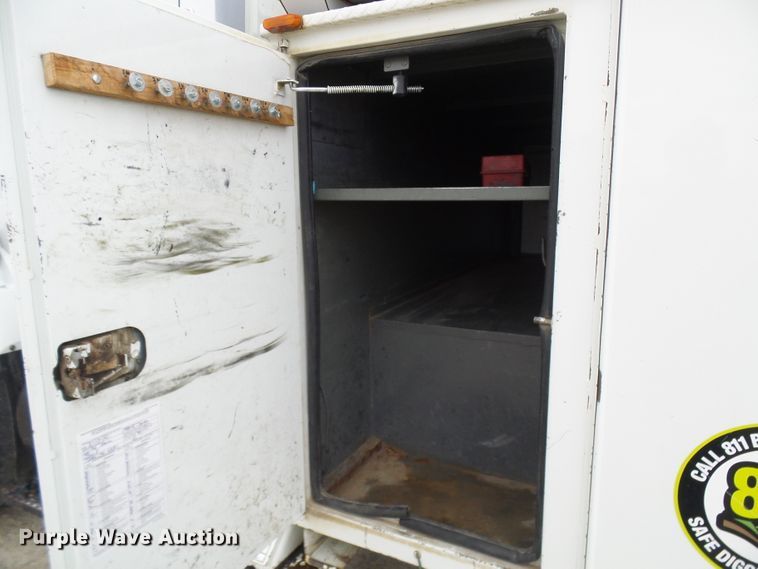 image for item DG2142 2006 International 7400  bucket truck