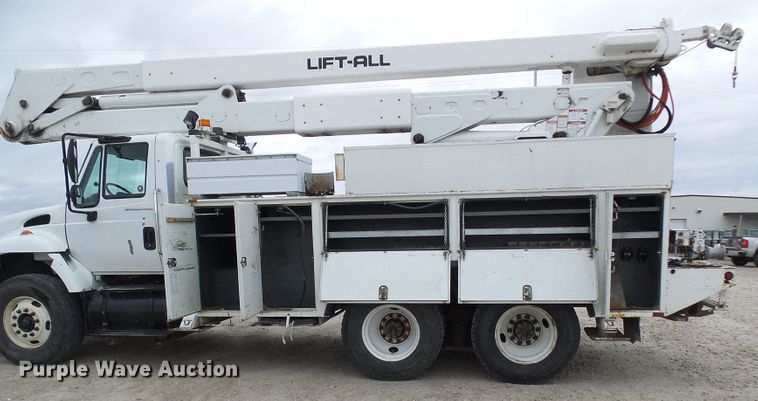 image for item DG2142 2006 International 7400  bucket truck