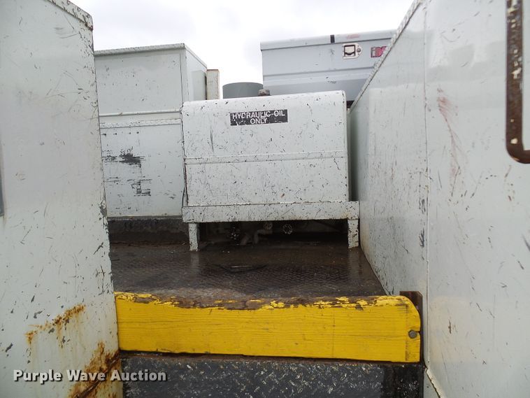 image for item DG2142 2006 International 7400  bucket truck