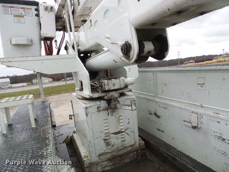 image for item DG2142 2006 International 7400  bucket truck