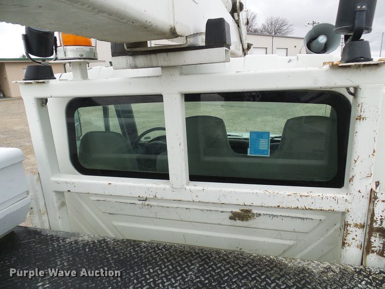 image for item DG2142 2006 International 7400  bucket truck