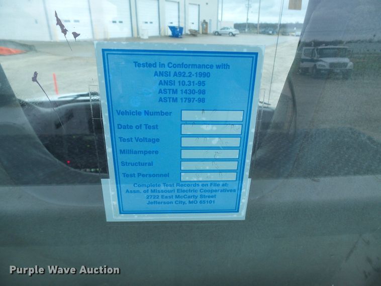 image for item DG2142 2006 International 7400  bucket truck