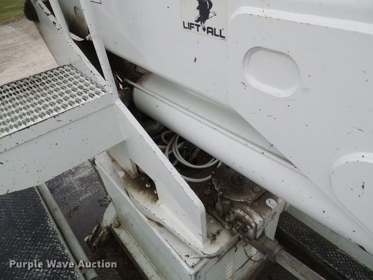 image for item DG2142 2006 International 7400  bucket truck