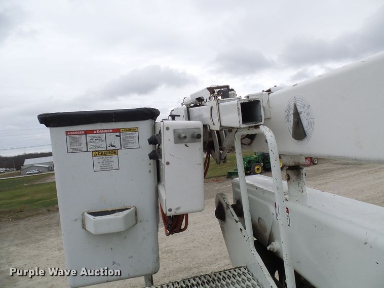 image for item DG2142 2006 International 7400  bucket truck