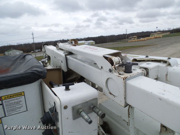 image for item DG2142 2006 International 7400  bucket truck