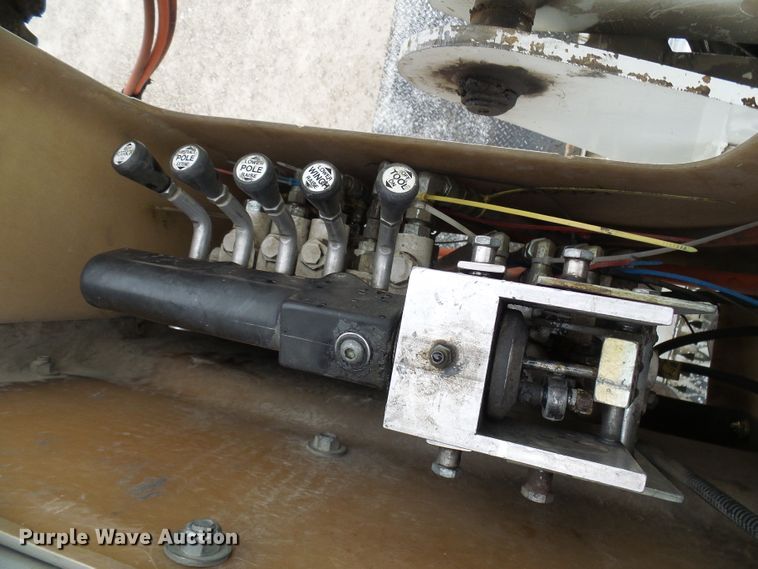 image for item DG2142 2006 International 7400  bucket truck