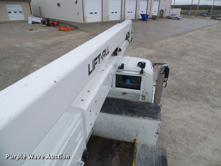 image for item DG2142 2006 International 7400  bucket truck