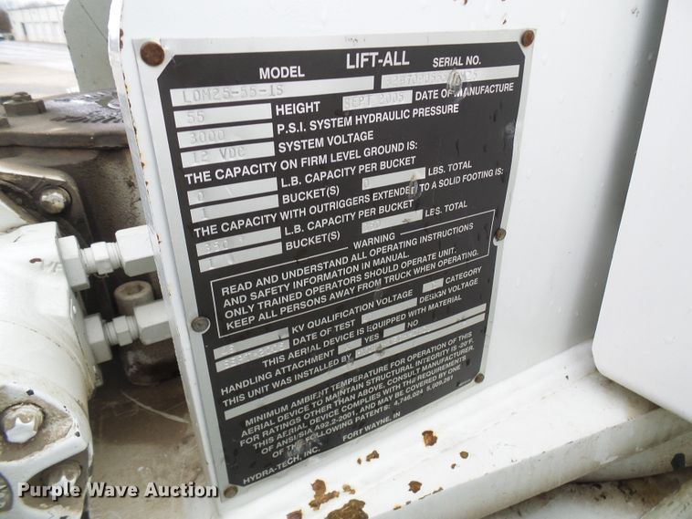 image for item DG2142 2006 International 7400  bucket truck