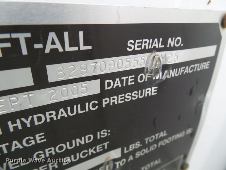 image for item DG2142 2006 International 7400  bucket truck