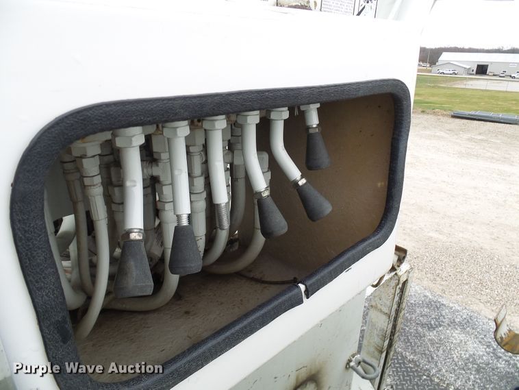 image for item DG2142 2006 International 7400  bucket truck