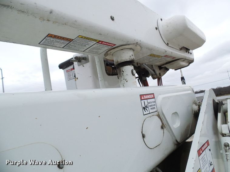 image for item DG2142 2006 International 7400  bucket truck