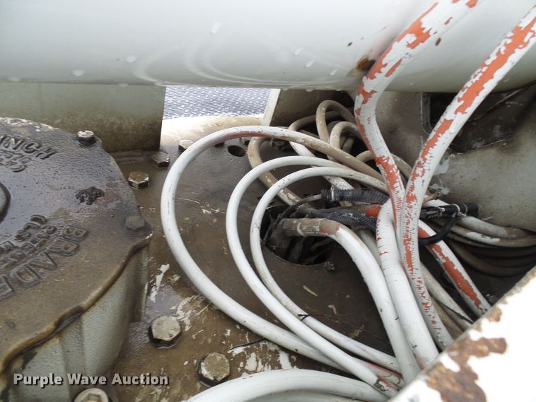 image for item DG2142 2006 International 7400  bucket truck