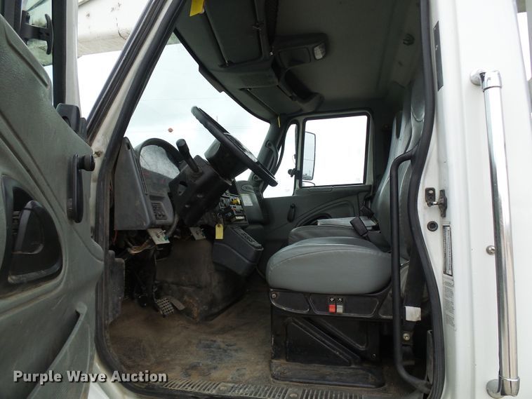 image for item DG2142 2006 International 7400  bucket truck