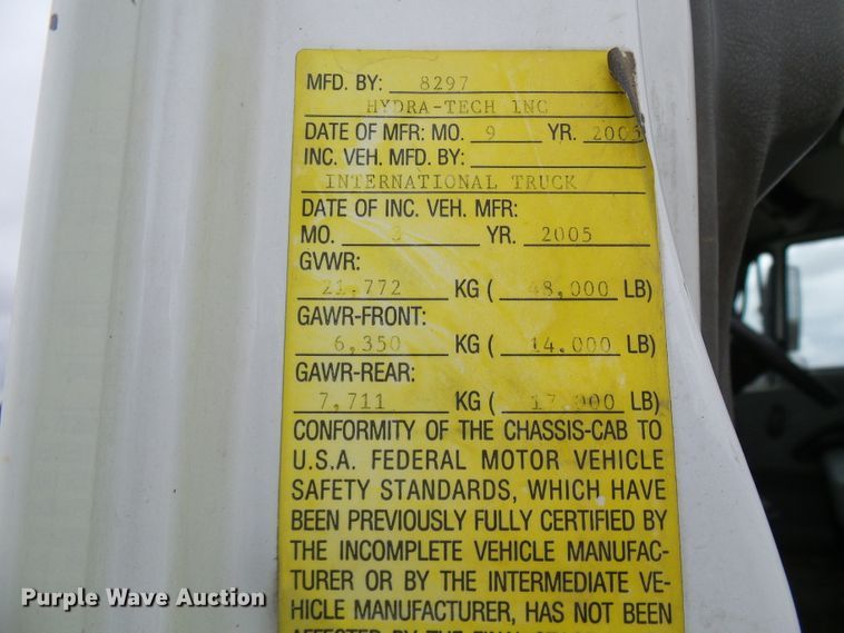 image for item DG2142 2006 International 7400  bucket truck