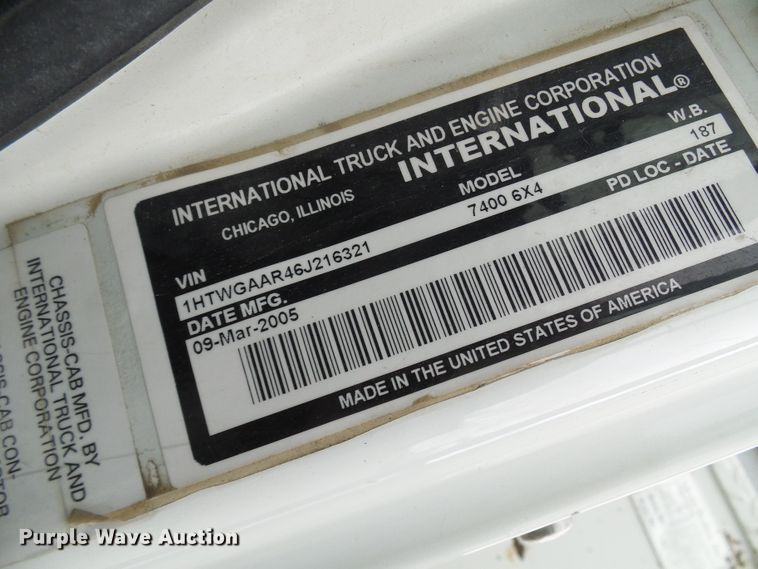 image for item DG2142 2006 International 7400  bucket truck