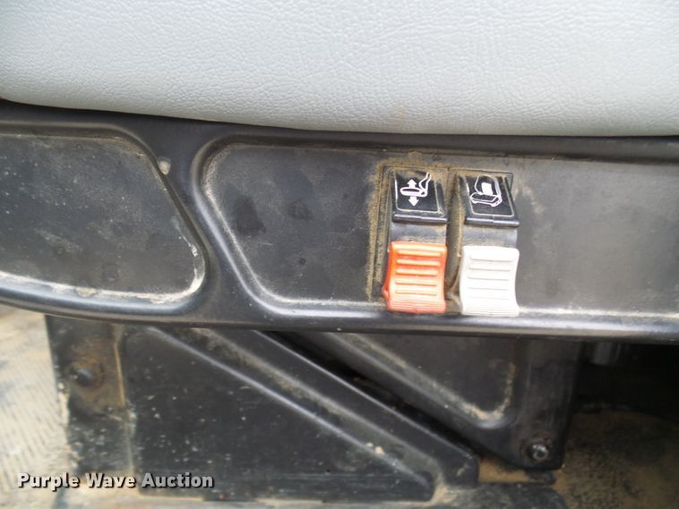 image for item DG2142 2006 International 7400  bucket truck