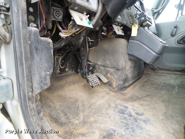 image for item DG2142 2006 International 7400  bucket truck