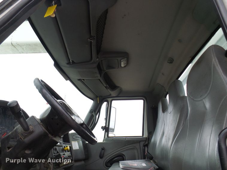 image for item DG2142 2006 International 7400  bucket truck